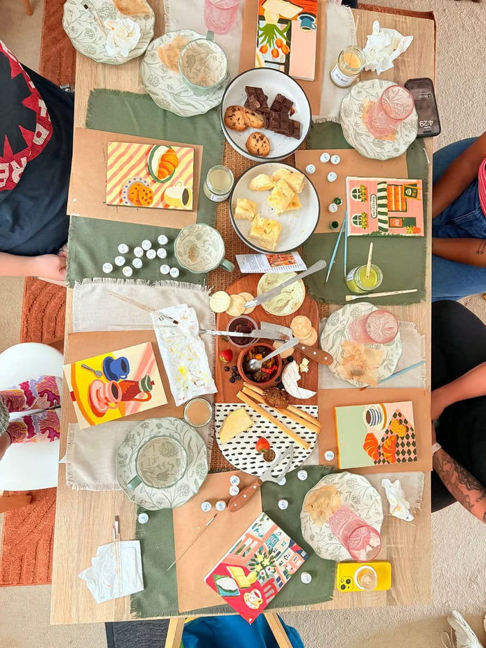 Table de brunch et peintures